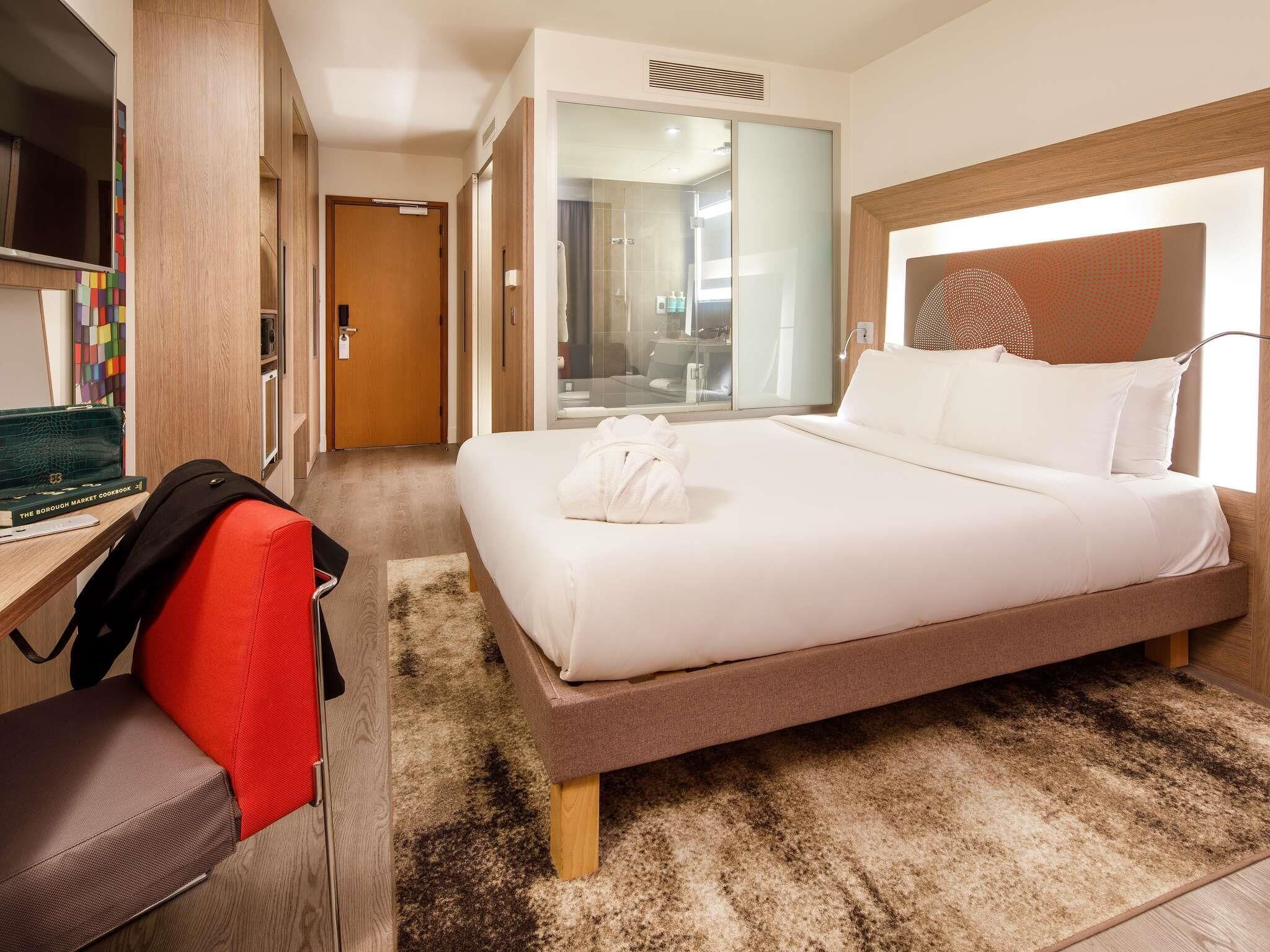 Hypo-allergenic bedding, minibar, in-room safe, desk