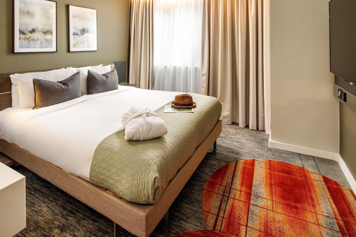 Hypo-allergenic bedding available, minibar, in-room safe, desk