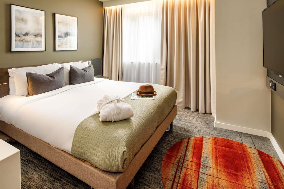 Suite, 1 Queen Bed with Sofa bed | Hypo-allergenic bedding, minibar, in-room safe, desk