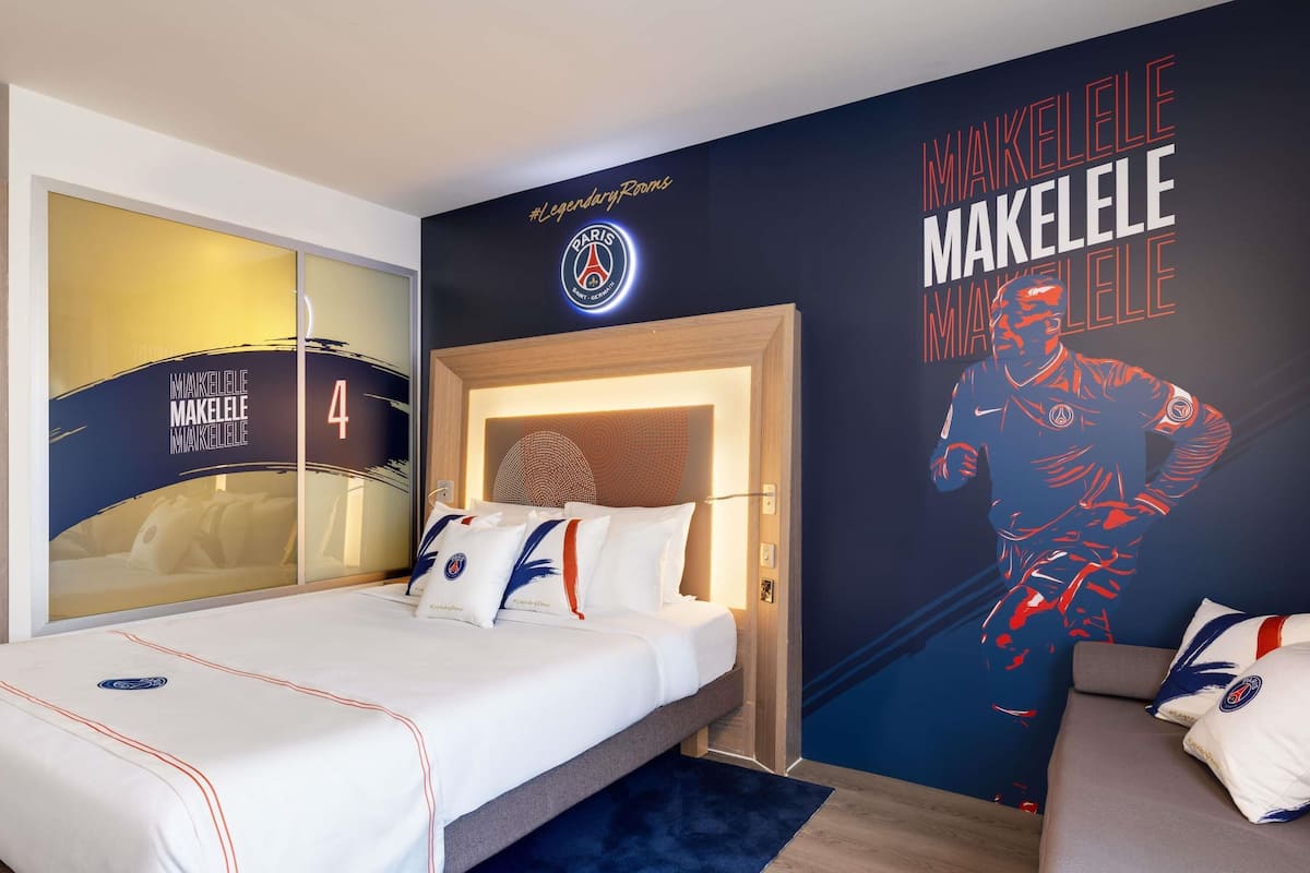 Room, 1 Queen Bed | Hypo-allergenic bedding, minibar, in-room safe, desk
