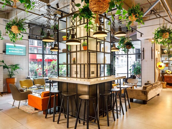 Breakfast, lunch, dinner served; international cuisine  - Novotel London Bridge (London)