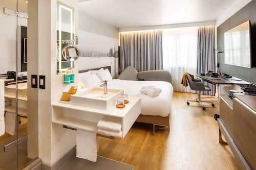 Hypo-allergenic bedding, minibar, in-room safe, desk