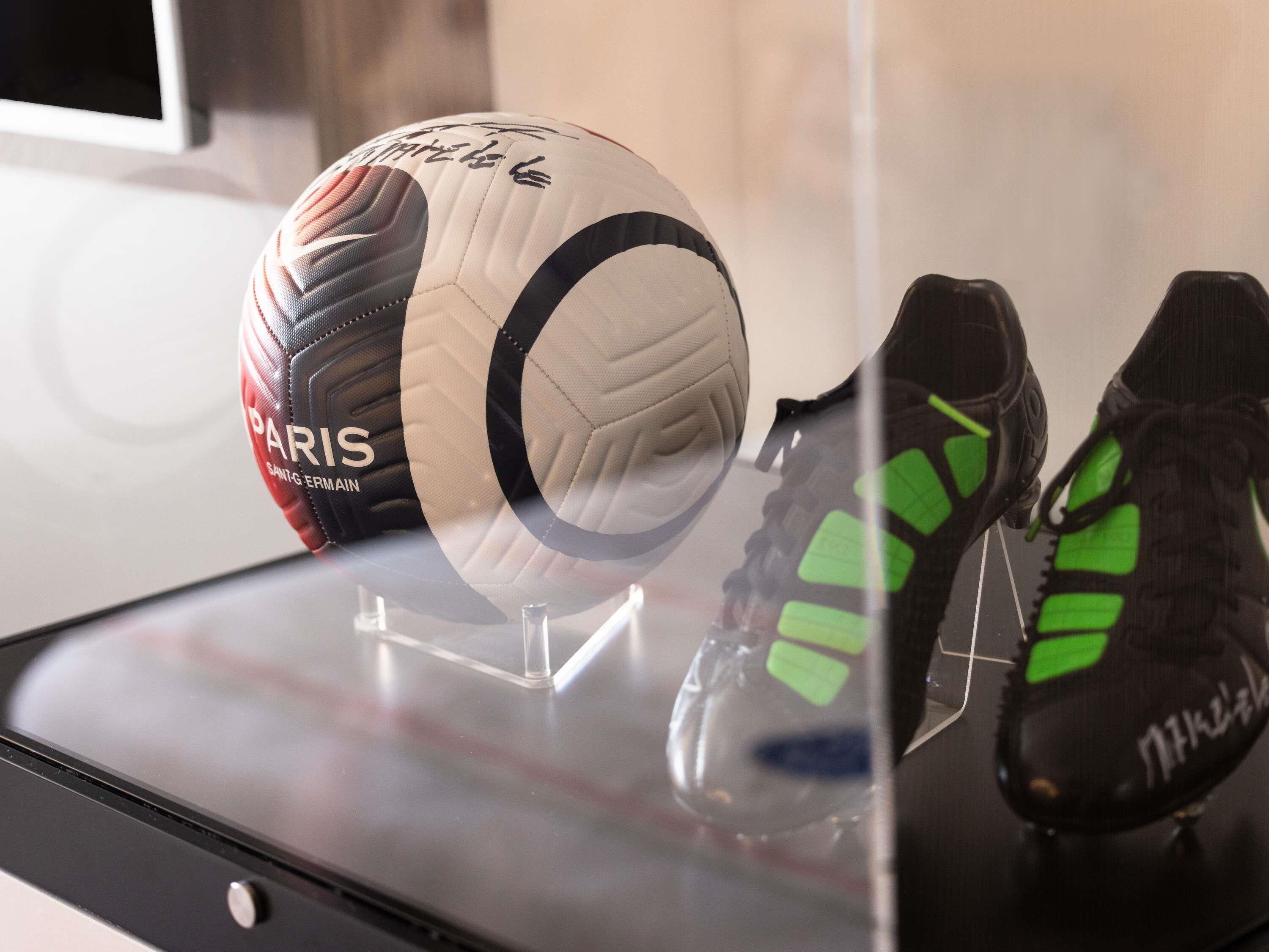 room, 1 queen bed | hypo-allergenic bedding, minibar, in-room safe, desk