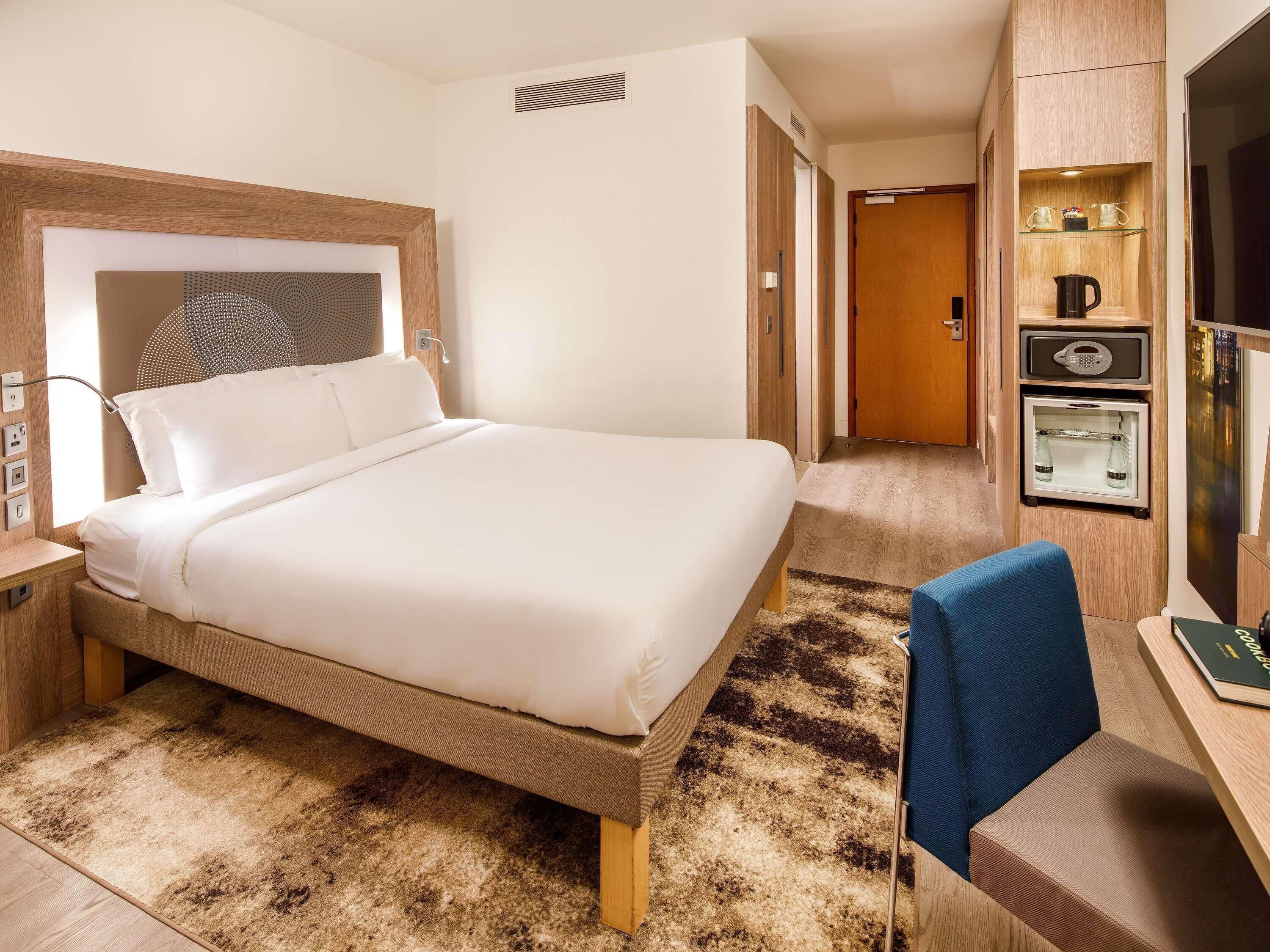 Hypo-allergenic bedding, minibar, in-room safe, desk