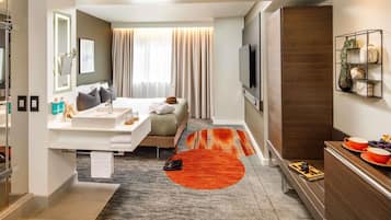 Suite, 1 Katil Ratu (Queen) dengan Katil Sofa | Peralatan tempat tidur hipoalergenik, bar mini, peti besi dalam bilik