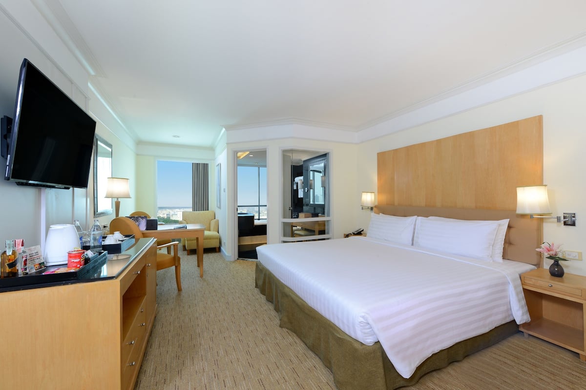 Minibar, in-room safe, desk, blackout curtains
