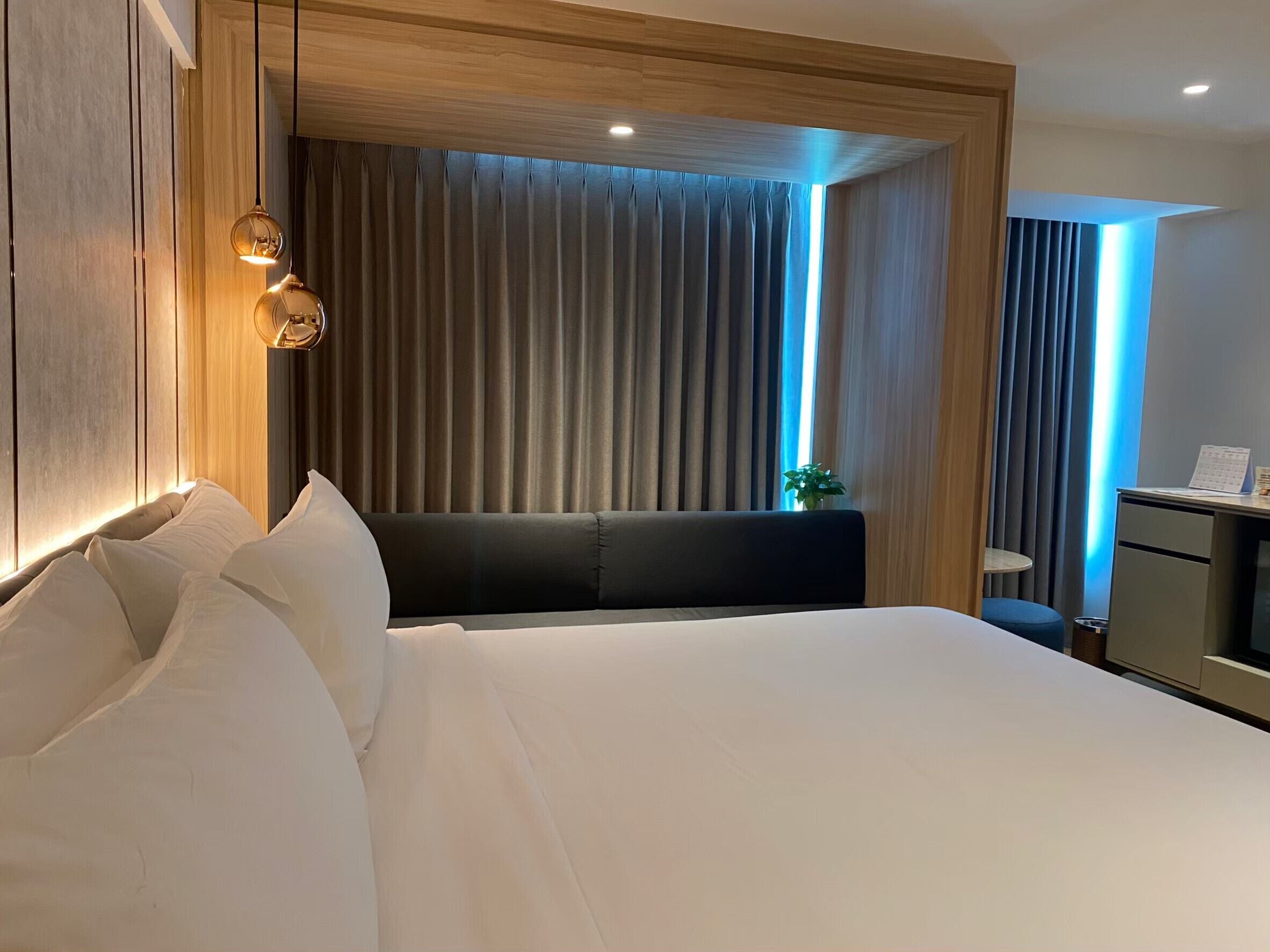 junior suite, 1 bedroom | minibar, in-room safe, desk, blackout curtains