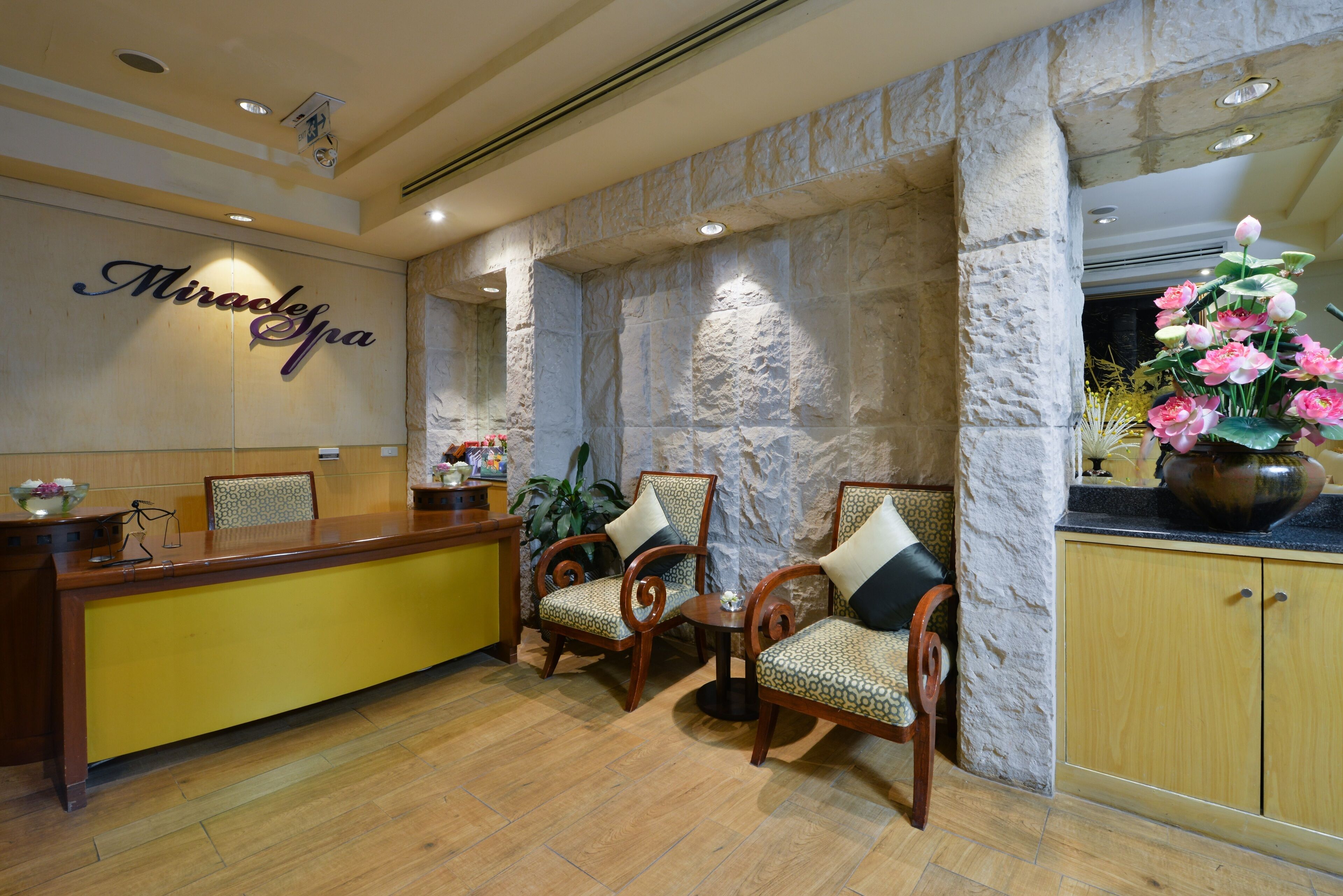 massage/treatment rooms, massages