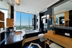 Deluxe Suite Room | 浴室 | 免費梳洗用品、風筒、浴袍、拖鞋