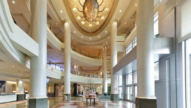 A spacious lobby with a high ceiling, multiple floors, and a central chandelier. - Miracle Grand Convention Hotel (Bangkok)