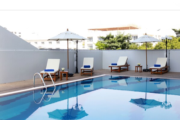 Outdoor pool, pool loungers