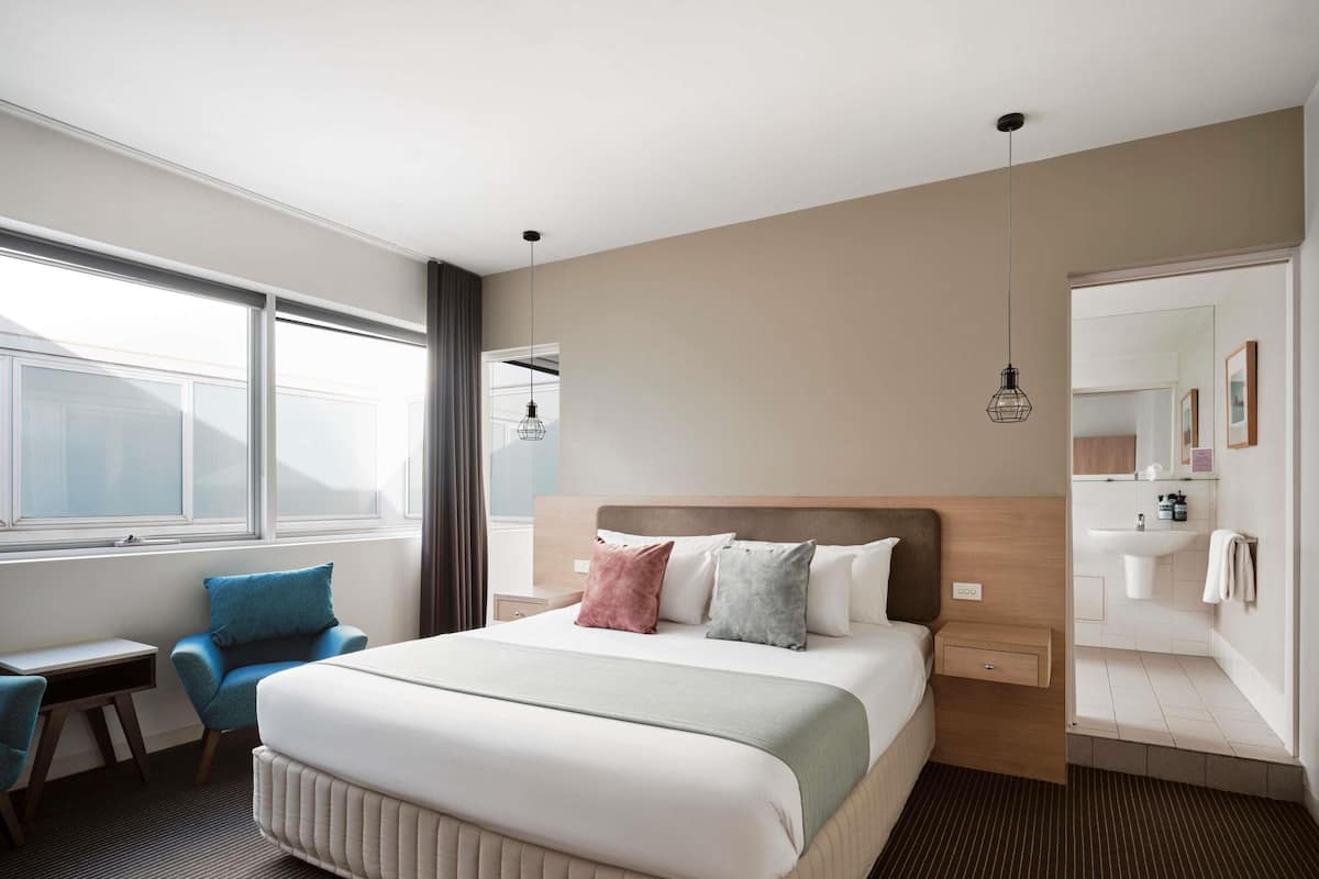 Premier Room, 1 King Bed | Down comforters, minibar, in-room safe, desk