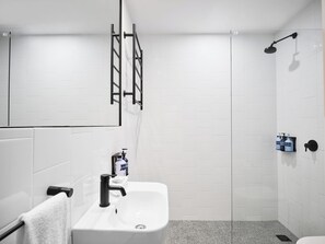 Superior Room, 1 King Bed | Bathroom | Designer toiletries, hair dryer, towels, soap - Novotel St Kilda (St Kilda)