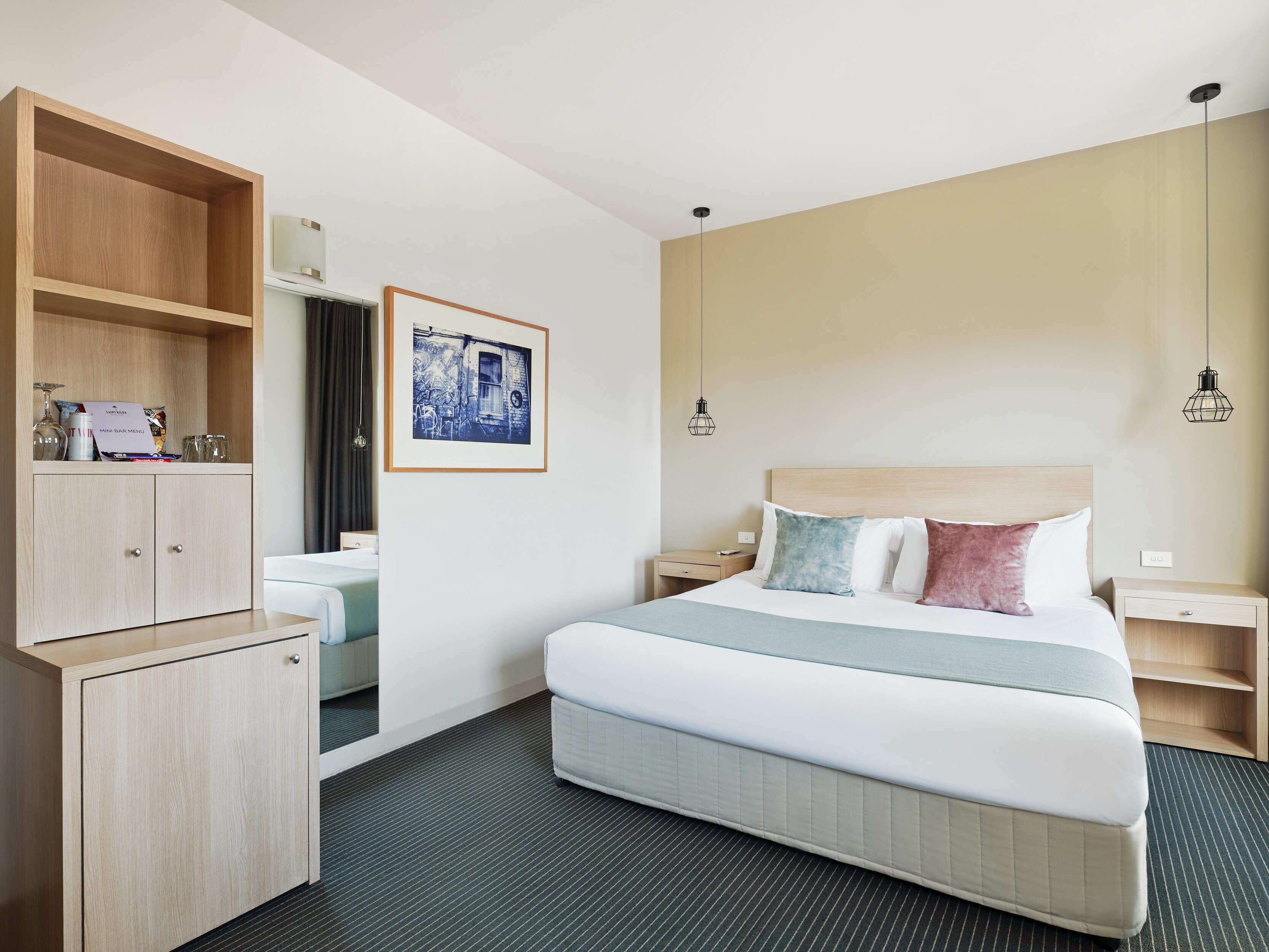 Daunenbettdecken, Minibar, Zimmersafe, Schreibtisch