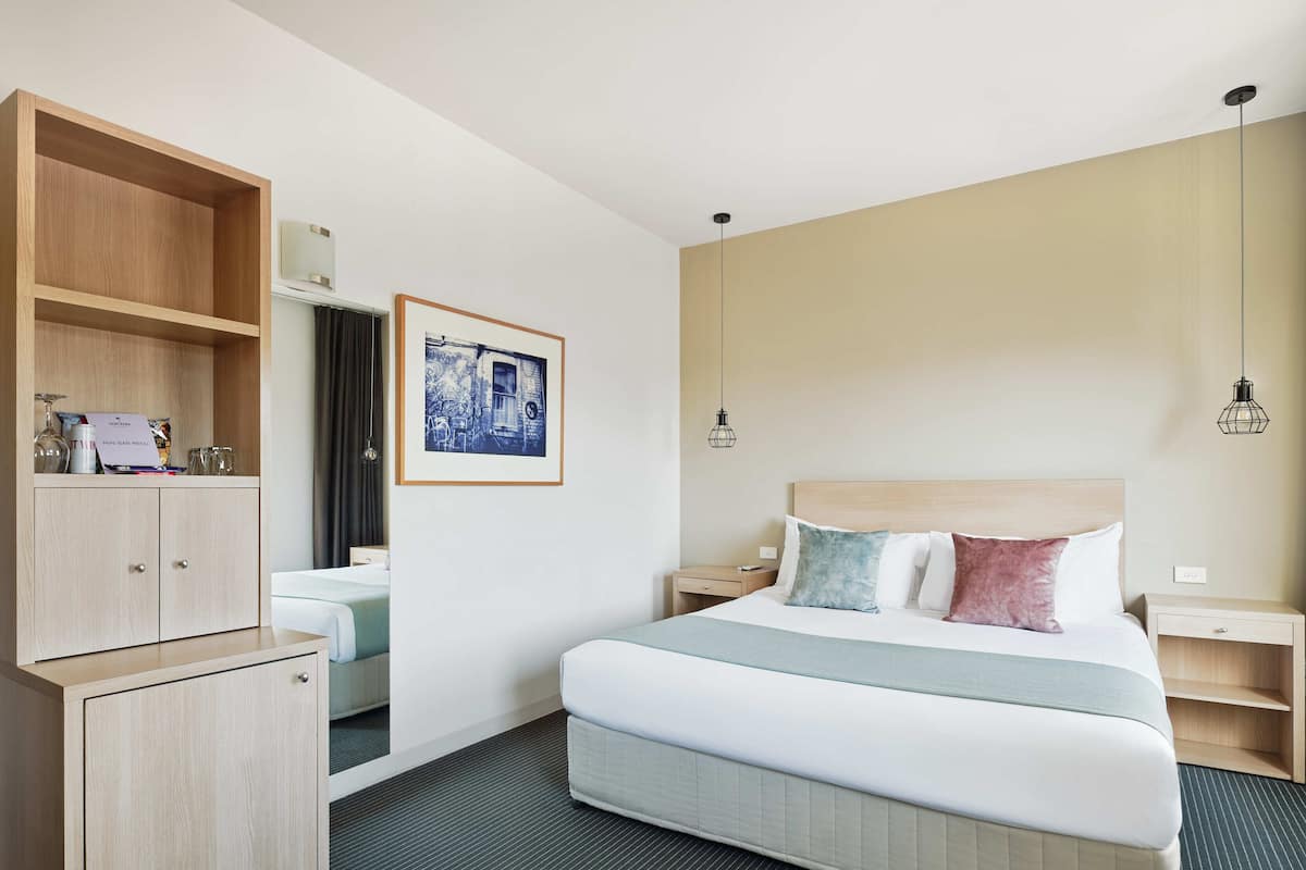 Daunenbettdecken, Minibar, Zimmersafe, Schreibtisch