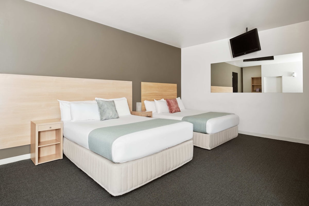 Daunenbettdecken, Minibar, Zimmersafe, Schreibtisch