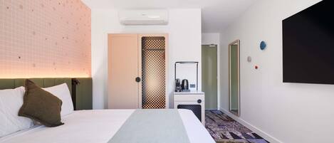 Edredón, minibar, caja de seguridad en la habitación y escritorio