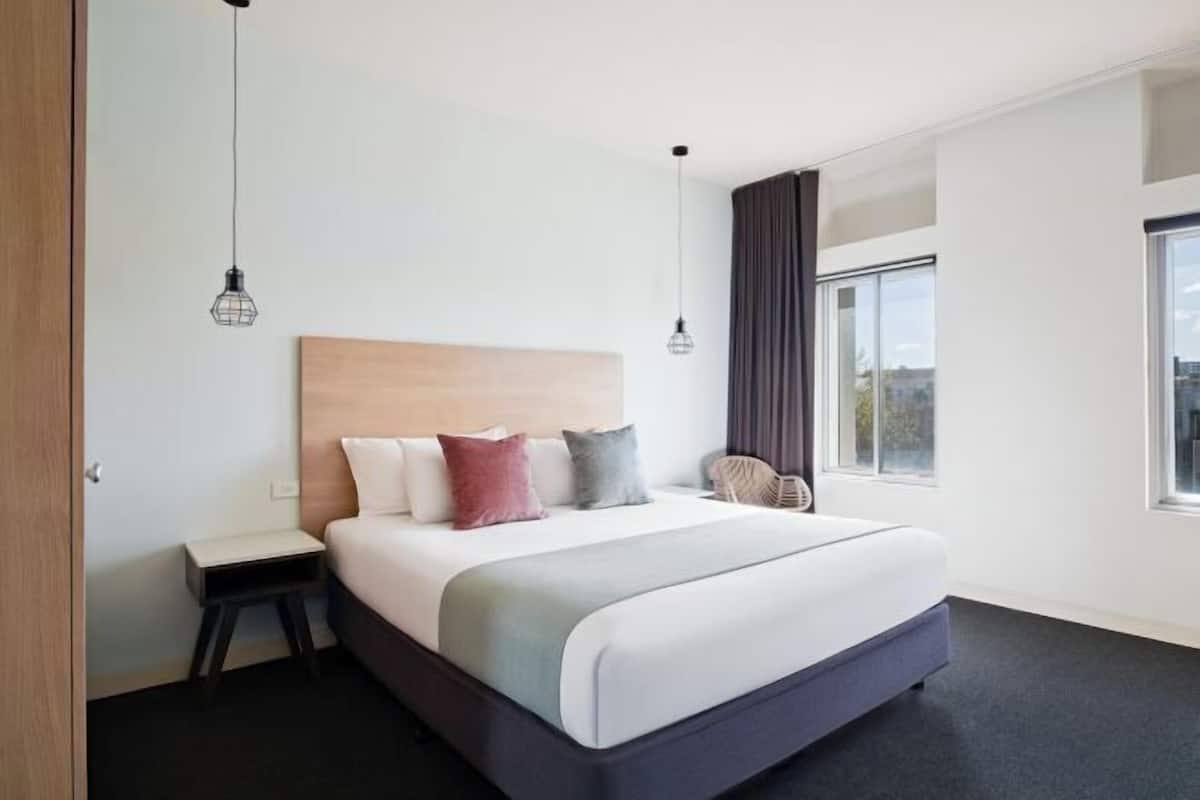 Duntäcken, minibar, värdeförvaringsskåp på rummet och skrivbord
