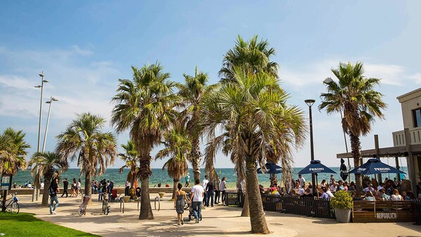 Nära stranden och vit sandstrand