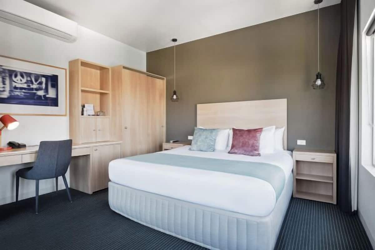 Duntäcken, minibar, värdeförvaringsskåp på rummet och skrivbord