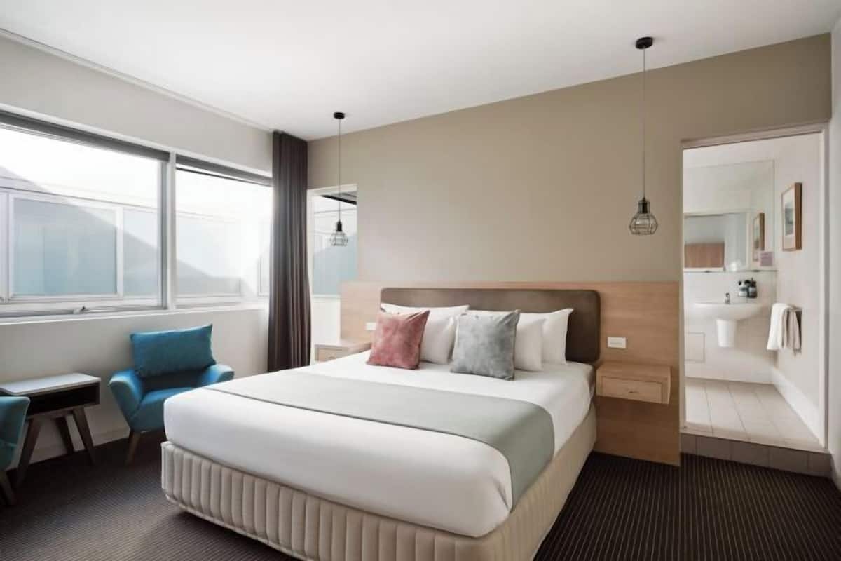 Duntäcken, minibar, värdeförvaringsskåp på rummet och skrivbord