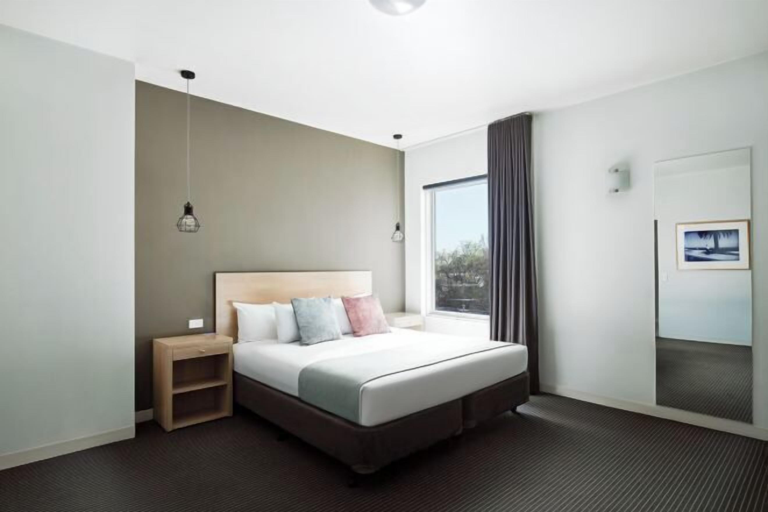 Cubrecamas, minibar, caja de seguridad en la habitación y escritorio 