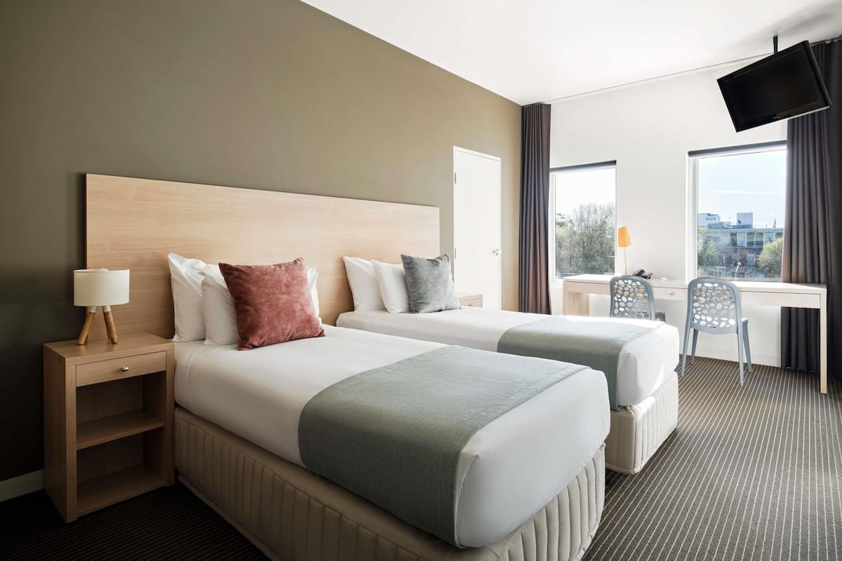 Superior Twin Room, 2 Twin Beds | Down comforters, minibar, in-room safe, desk