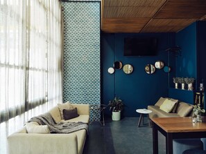 Breakfast served, local cuisine, al fresco dining  - Saint Kilda Beach Hotel (St Kilda)