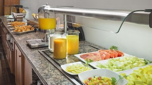 Un bufé con diferentes platillos y bebidas.