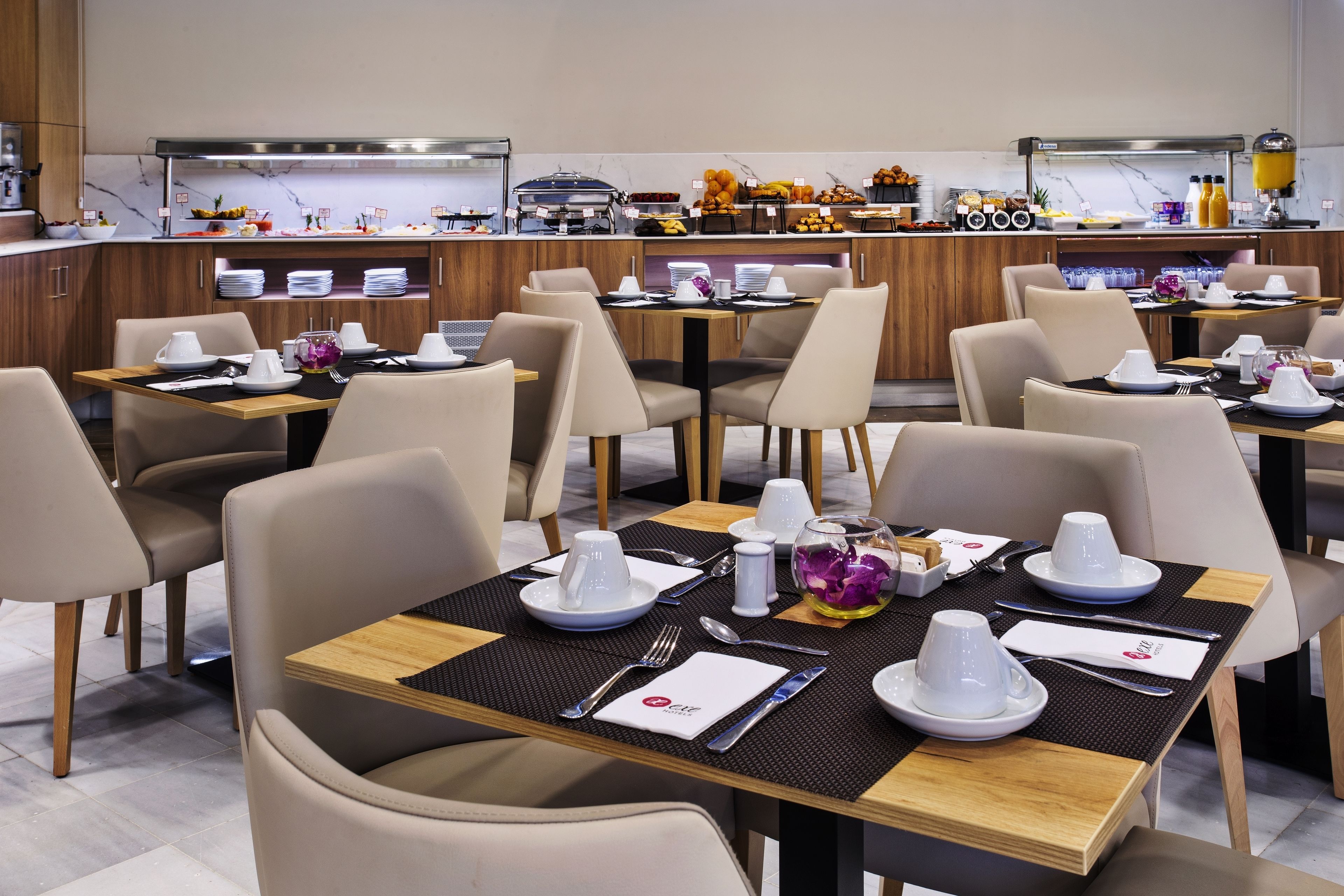 Bữa sáng buffet hàng ngày (13 EUR/mỗi người) 