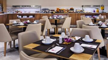 Dagelijks ontbijtbuffet (EUR 13 per persoon)