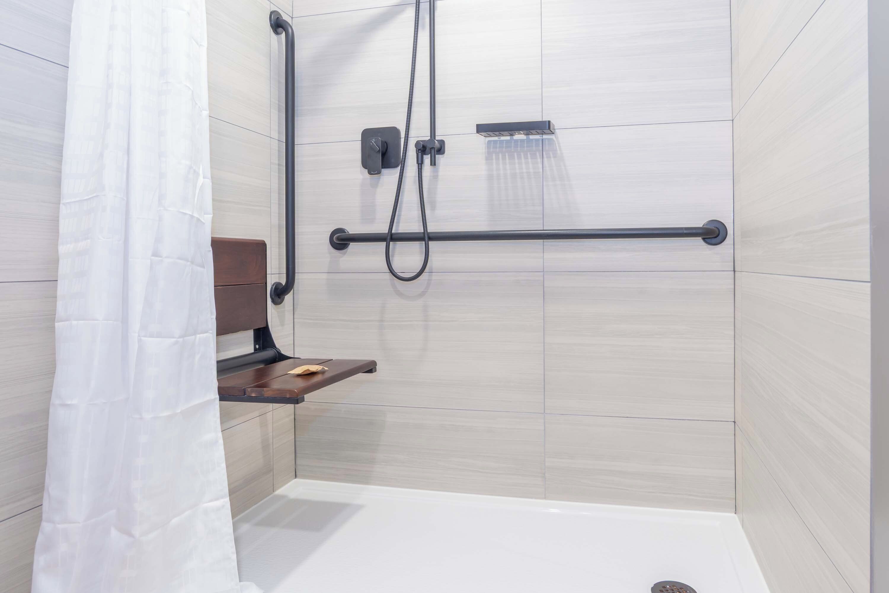 Suite, 1 très grand lit et 1 canapé-lit, cuisine (Accessible) | Salle de bain | Ensemble baignoire-douche, articles de toilette (gratuits)