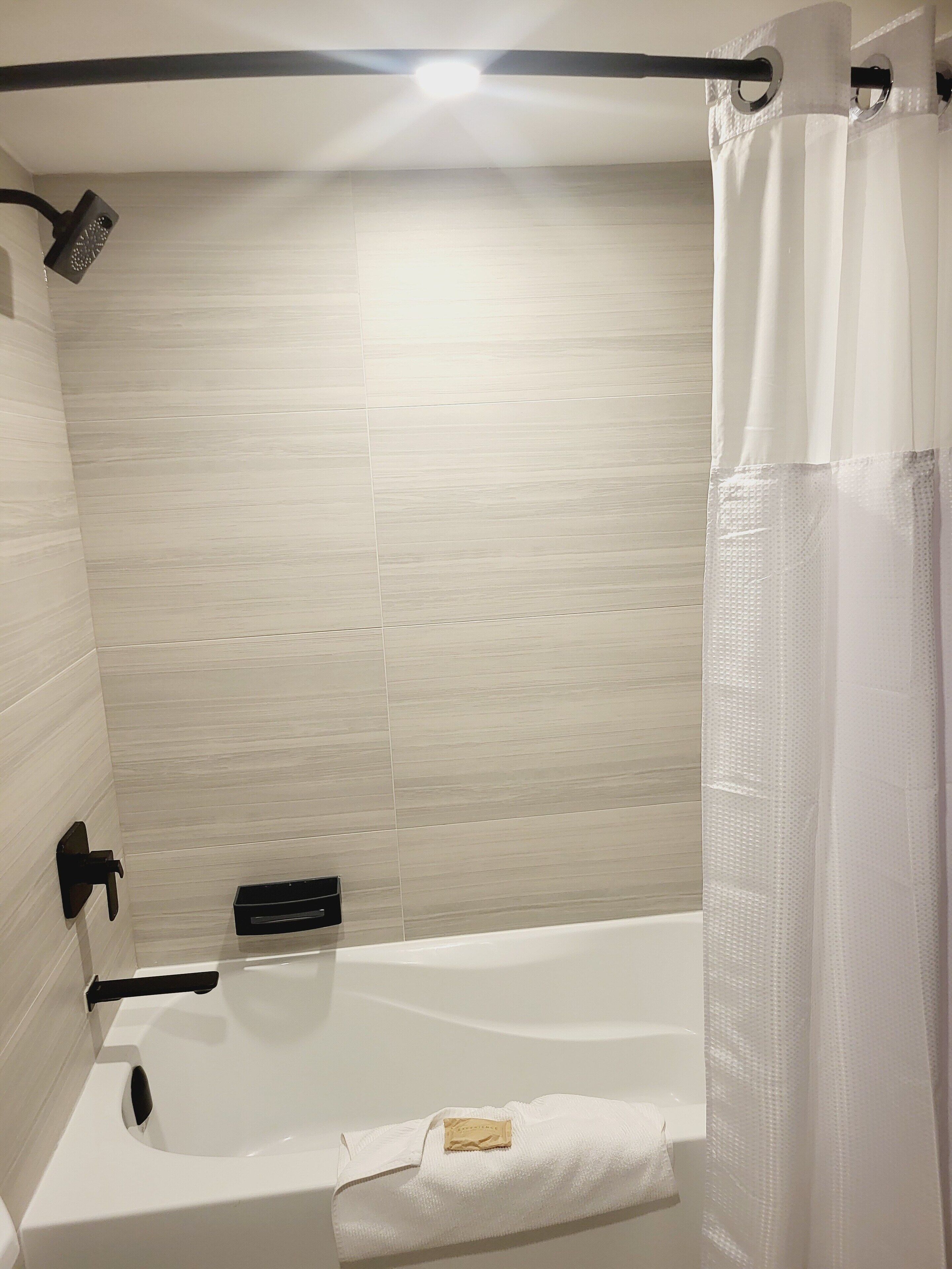 Standardsuite - 1 kingsize-seng med sovesofa - køkken (View) | Badeværelse | Kombination af bruser/badekar, gratis toiletartikler, hårtørrer