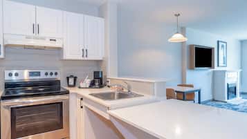 Kühlschrank, Mikrowelle, Herdplatte, Wasserkocher mit Kaffee-/Teezubehör