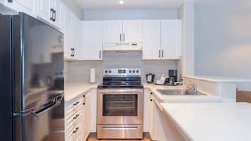 Refrigerador, microondas, placa de cocina, cafetera/tetera