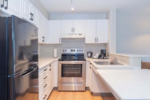 Fridge, microwave, stovetop, coffee/tea maker - Sandman Suites Surrey-Guildford (Surrey)