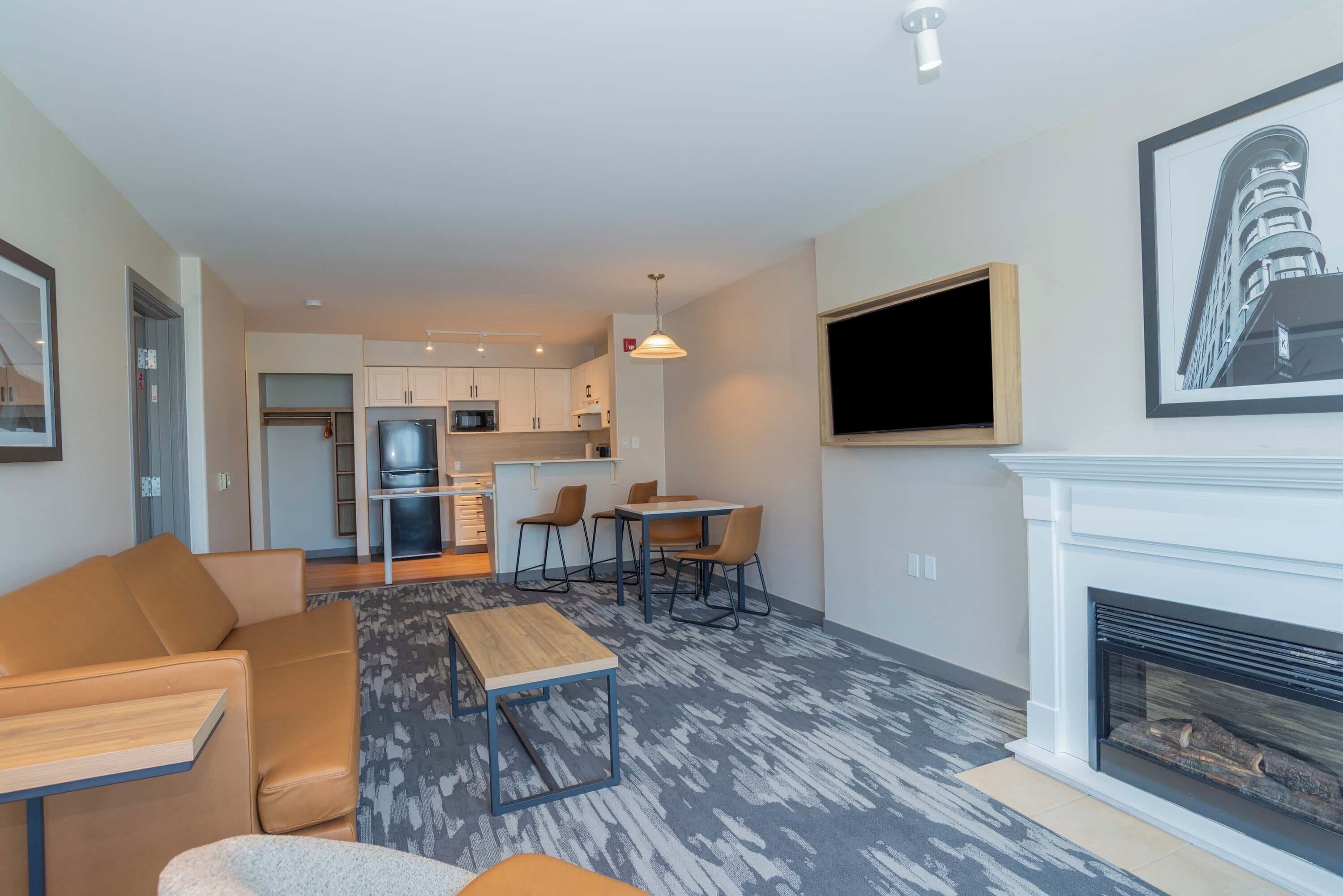 1 bedroom, premium bedding, desk, laptop workspace