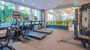 A gym with treadmills, a weight bench, and a weight machine. - Sandman Signature Surrey-Guildford Suites (Surrey)