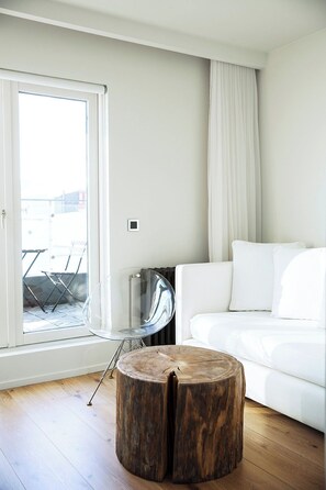 Suite, balkong, byutsikt | Oppholdsområde | En 32-tommers TV med digitale kanaler