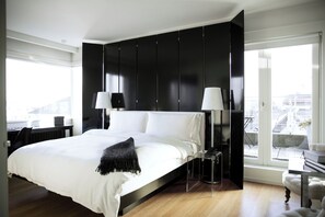Suite, 1 King Bed, Balcony, City View (Corner) | Balcony
