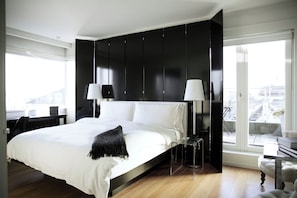 Corner Suite Balcony, 1 King Bed, City View | Balkon