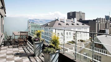 Double Balcony, 1 Queen Bed, City View | Frette Italian sheets, premium bedding, minibar, in-room safe