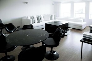 Suite, 1 kingsize-seng | Italienske Frette-laken, sengetøy av topp kvalitet og minibar