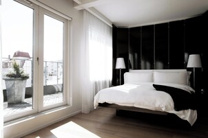 Suite, 1 Queen Bed, Balcony, City View | Frette Italian sheets, premium bedding, minibar, in-room safe