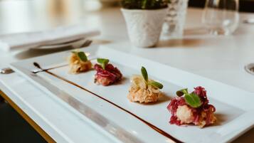 Phục vụ bữa tối, món Ý, nhìn ra vườn