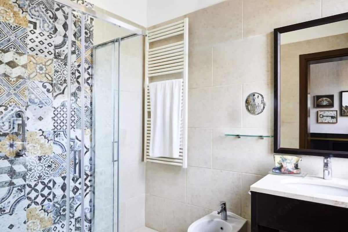 Bathroom | Free toiletries, hair dryer, bathrobes, slippers
