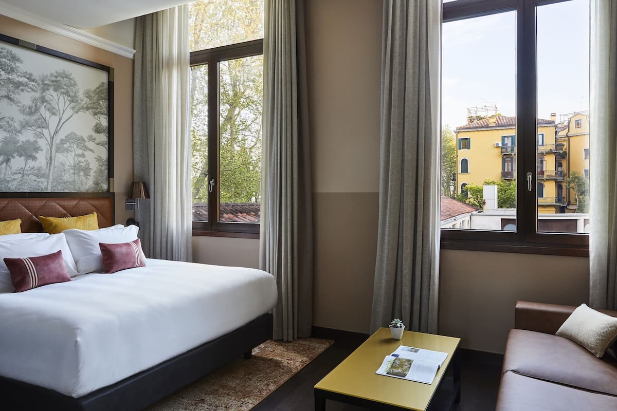 Suite, 1 trÚs grand lit, vue jardin | 1 chambre, literie de qualité supérieure, minibar