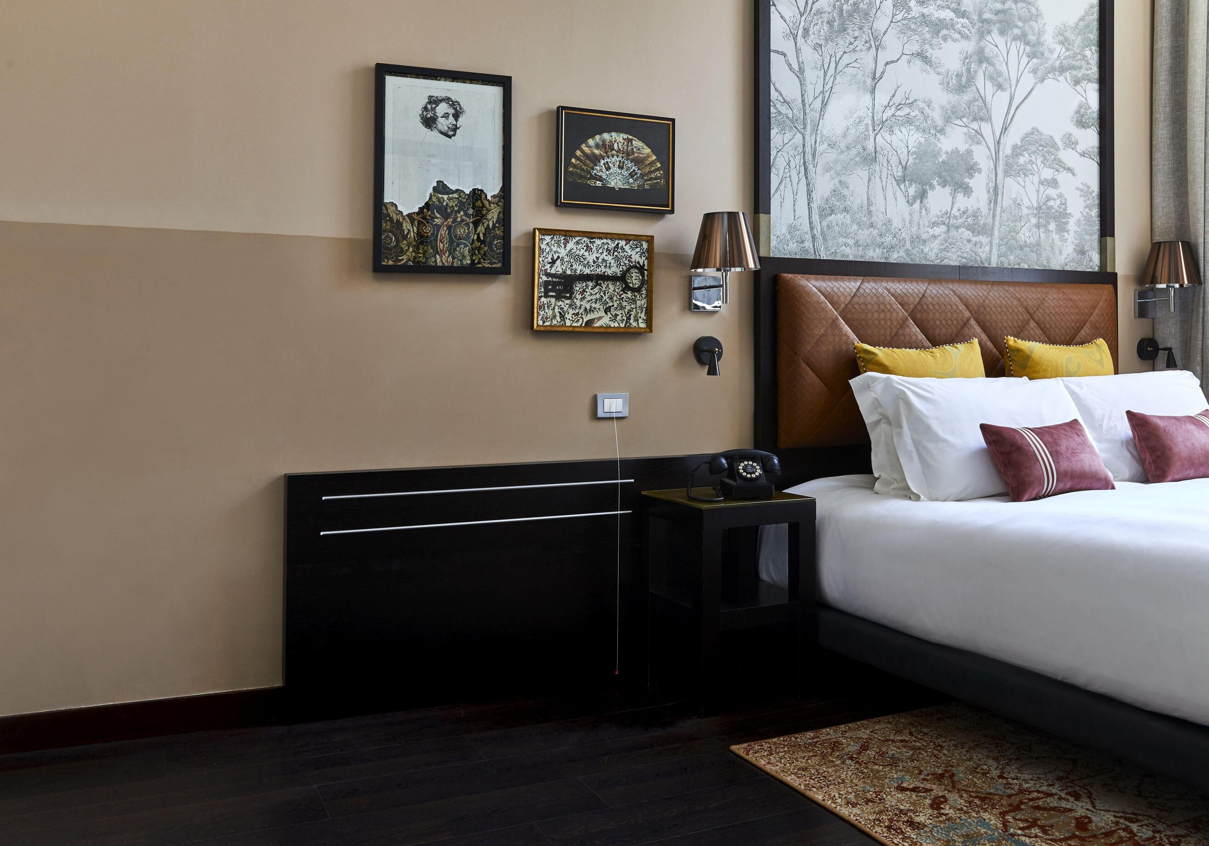 Luxe beddengoed, een minibar, een kluis op de kamer