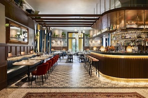 Dinner served, Italian cuisine, garden views - Hotel Indigo Venice - Sant'Elena by IHG (Venice)