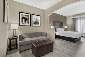 Escritorio, cortinas blackout y tabla de planchar con plancha 